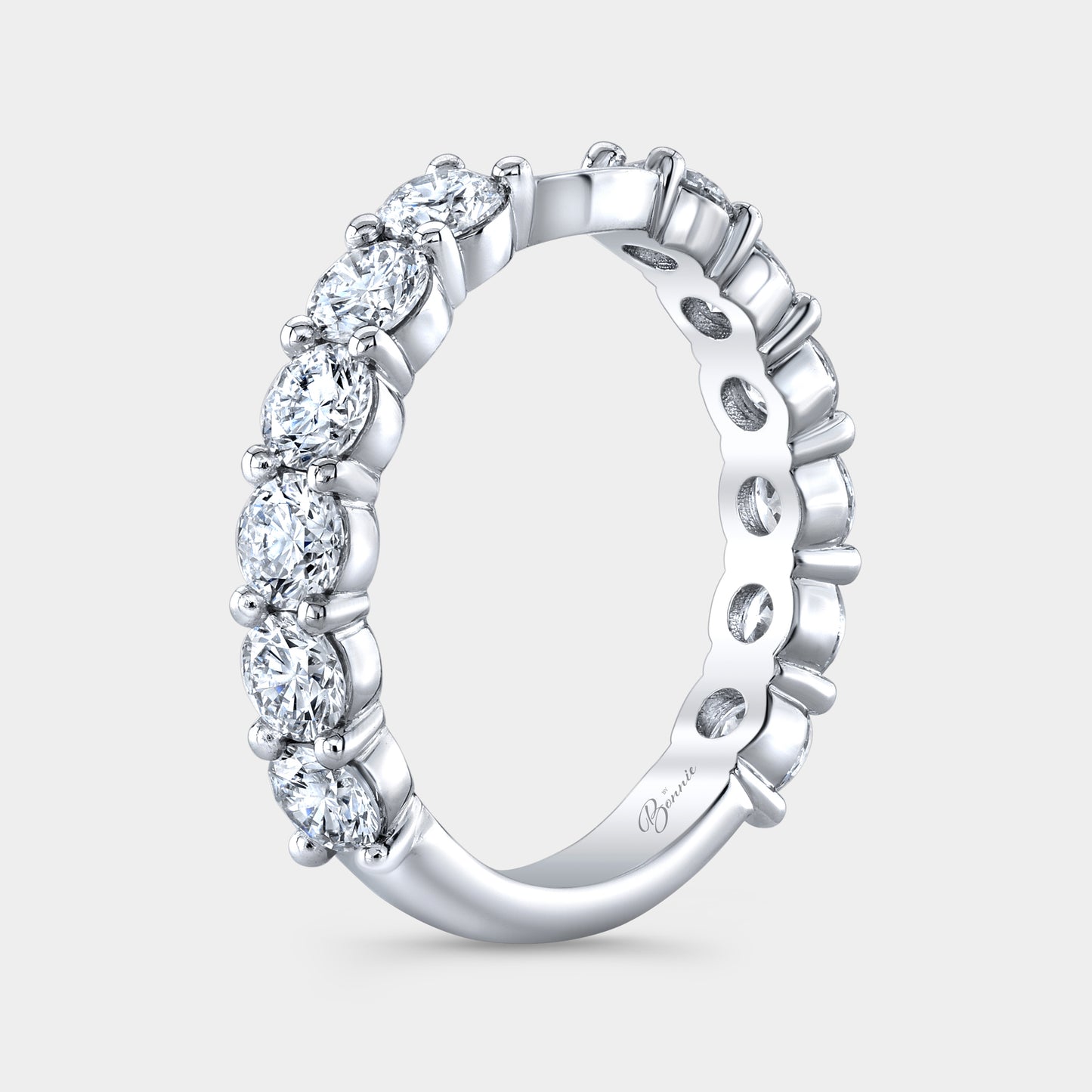 Platinum diamond band on hand, Sophia contour.