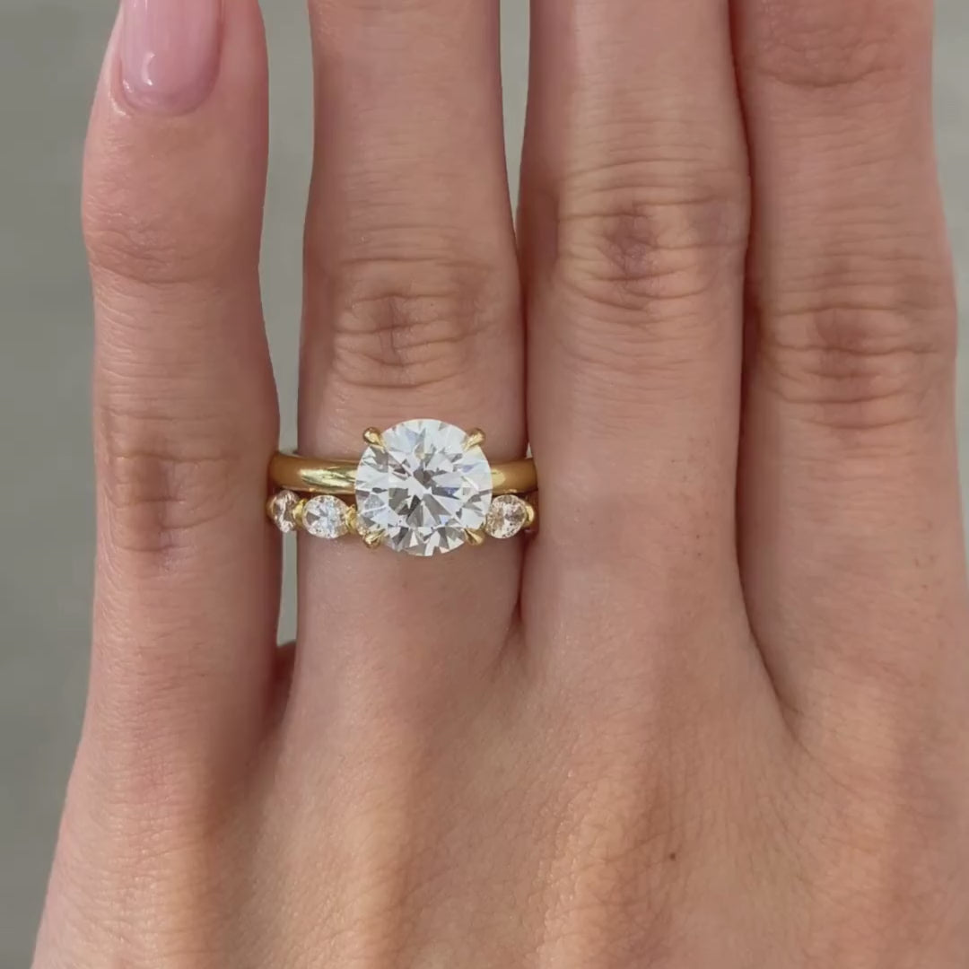Video of 2.79ct lab grown round diamond 4 prong solitaire yellow gold engagement ring