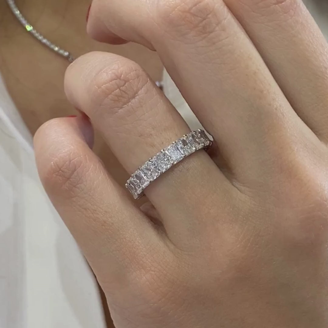 Video of 3.25ct lab grown radiant diamond 4.30mm platinum wedding band